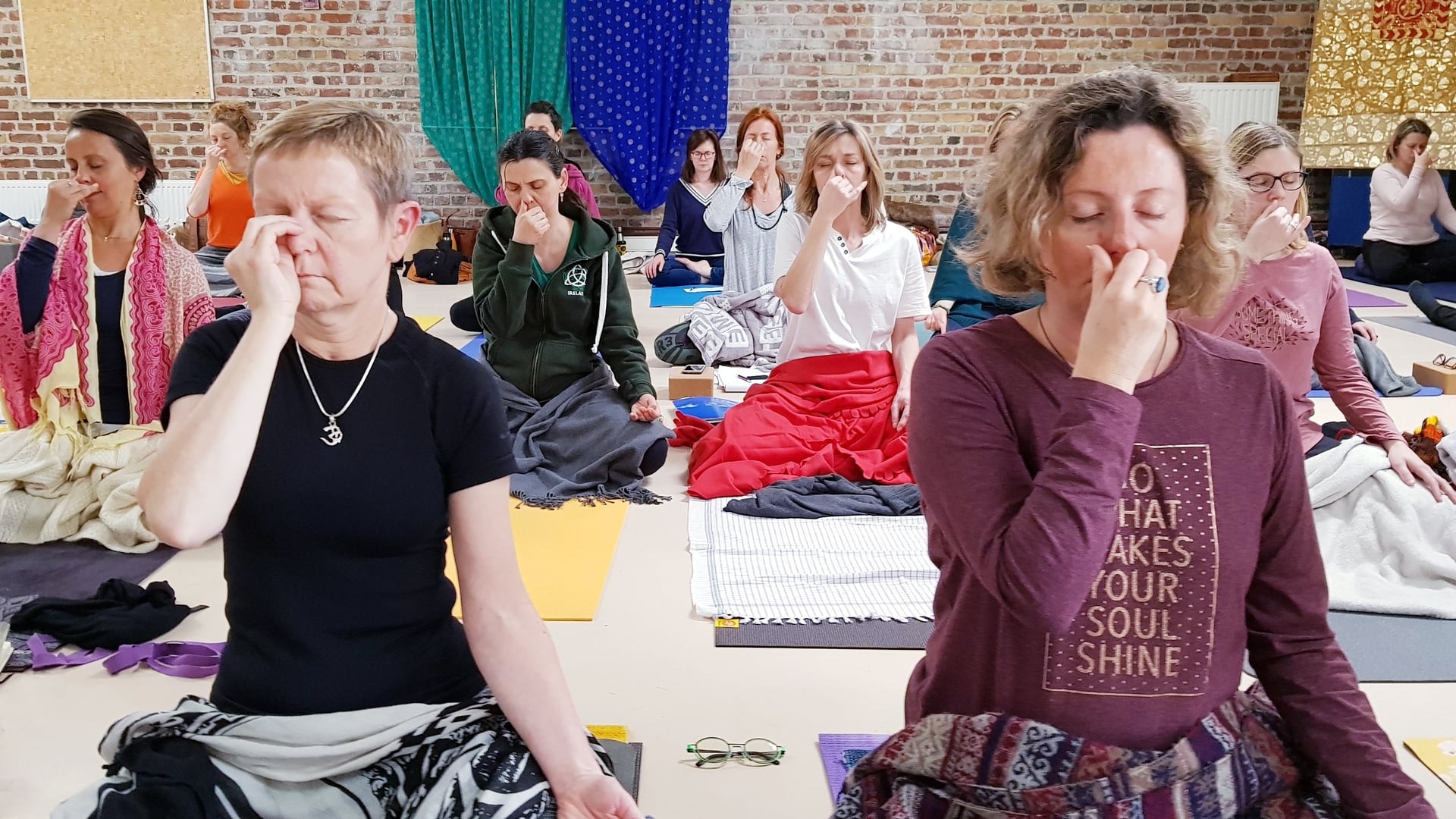 stagiaires pratiquants le pranayama